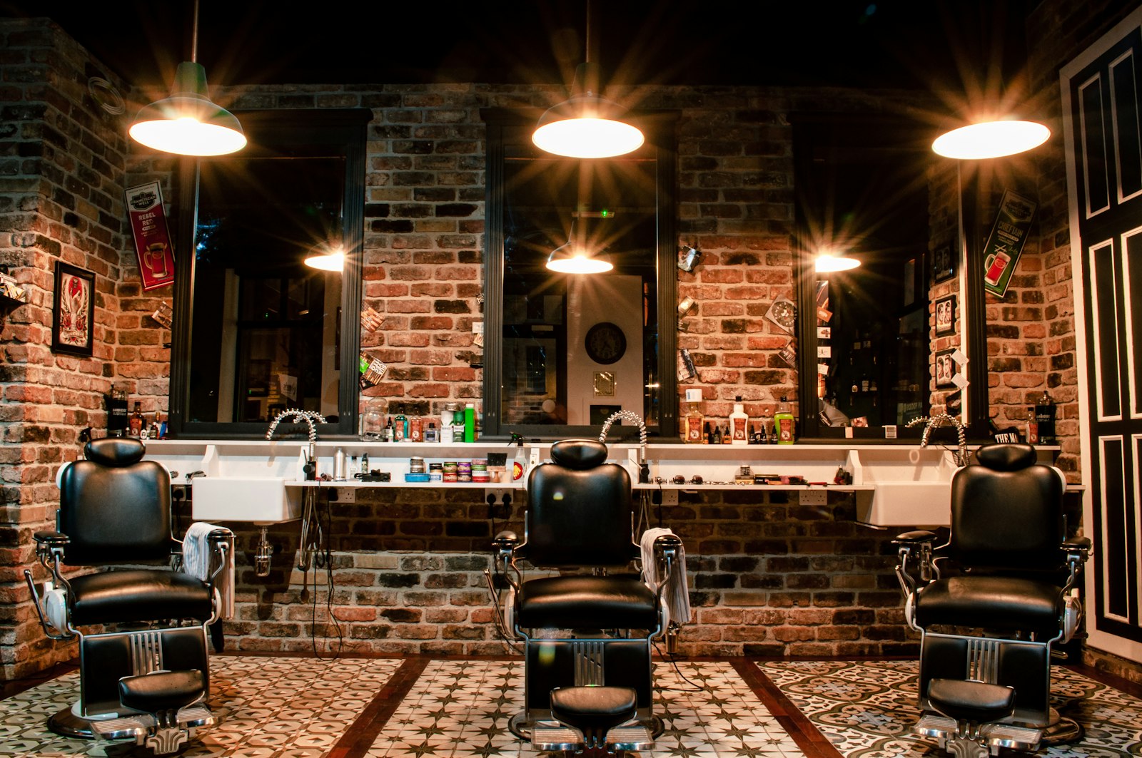 Interior de barbearia com cadeiras e espelhos